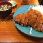 Katsu man - ロースかつ ここのは豚肉美味い
                      店前の弁当にも惹かれたんですが、やはり衣サックリが( ^ω^ )