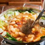 東大門 タッカンマリ - ぷりぷりで新鮮！スタッフが丁寧にカットしていきます