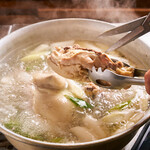 東大門 タッカンマリ - 丸鶏を丁寧にカットします。食べ方まで説明するので初めての方でも安心