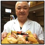 Takazushi - 皆様こんにちは。
                      今日はお寿司屋さんで
                      ランチタイムです。
                      (食べら)を見たで
                      お茶飲み放題です。(^^)