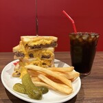 BROZERS’ - 【通常この盛り付け提供はありません】 『W HAMBURG & CHEESE SANDWICH¥2,420』 『ICE COFFEE¥275』