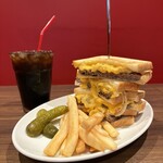 BROZERS’ - 【通常この盛り付け提供はありません】 『W HAMBURG & CHEESE SANDWICH¥2,420』 『ICE COFFEE¥275』