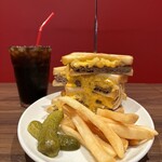 BROZERS’ - 【通常この盛り付け提供はありません】 『W HAMBURG & CHEESE SANDWICH¥2,420』 『ICE COFFEE¥275』