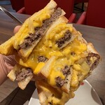 BROZERS’ - 【通常この盛り付け提供はありません】 『W HAMBURG & CHEESE SANDWICH¥2,420』 『ICE COFFEE¥275』