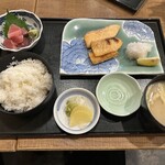 浜焼き海鮮居酒屋 大庄水産 - 【2025.5.30(金)】日替り焼き魚定食（鮭のハラス＋ごはん＋マグロぶつ＋味噌汁＋漬物）1,000円