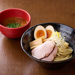 麺屋 五常 - 辛・濃厚 つけ麺 + 半熟玉子のせ