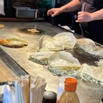 おこのみ魂　悟空 - カウンター席からの眺め。お好み焼きの皮が薄いのが凄い。