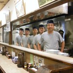 Asakusa Ramen Yoroiya - 一階では熟練のスタッフが麺上げをする姿をご覧頂けます。