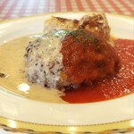 キャセロール - ハンバーグ マスタードソースとトマトソース合掛け