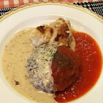 キャセロール - ハンバーグ マスタードソースとトマトソース合掛け