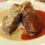 キャセロール - ハンバーグ マスタードソースとトマトソース合掛け