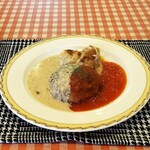 キャセロール - ハンバーグ マスタードソースとトマトソース合掛け