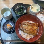鰻和処はいすた - ・うな丼（鰻半身分）
      ・茶碗蒸し
      ・香物
      ・吸物