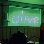 olive - 店内は緑色のネオンで照らされています。