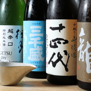 幅広い味わいで揃えた日本酒や国産ウィスキーを料理とともに