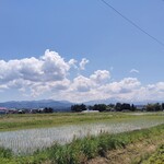 いづみや - お店の裏手に月山