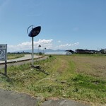 いづみや - 集落へ曲がるトコに看板