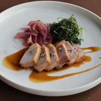 沖縄県産金アグーのタリアータ おかひじき  赤玉葱のアグロドルチェ　 サルサマルサラ