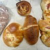 藤の木 - 左からチャバタ、クリームパン、塩パン、ベーコンエピ、上がプチクロワッサン