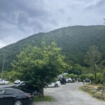 おへそば。 - 駐車場と山の風景