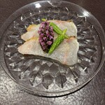 イル アオヤマ - やいとはた10Kgオーバー、オシェトラキャビアとケッパーの煮汁に漬けたソバージュアスパラ