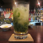 ザ・バー１９８０ - シャリュトリューズを使った生ミントのモヒート