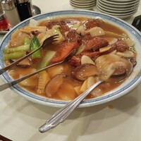 三和楼 - 骨付き豚とニエンガオ（トッポギみたいなやつ）の炒め物