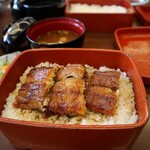 博多名代 吉塚うなぎ屋 - うな丼（底のご飯にタレが染み）これまたいい