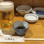 煮込みや　みよし - 生ビール《中）580円とお通しモズク