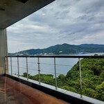 国民宿舎 大城 - ガラスごしから見える瀬戸内海と新笠戸ドッグ