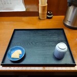 玉屋 - 着席後に提供されるセット。お茶は熱々をポットから。