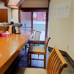 玉屋 - 店内は厨房前のカウンター席6席のみ。