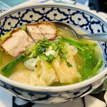 Ros’niyom - エビ餃子とカニ肉の卵麺