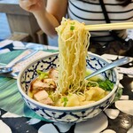 Ros’niyom - エビ餃子とカニ肉の卵麺