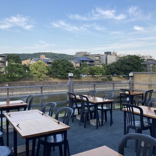 京都の夏の風物詩・鴨川納涼床（◎10月15日まで）