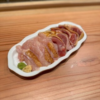 『鳥刺し優良店証』が発行されている工場直送の地鶏を使用。