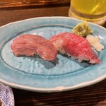 大衆立呑酒場 垂れ屋 - 石垣牛　にぎり(左 炙り、右 赤身)各180円