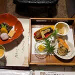 奥阿蘇の宿 やまなみ - 囲炉裏料理、荷物、先付（テーブルセット左）