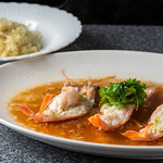 綉花 - 料理写真:料理一品　有頭海老のガーリック蒸し～平打ち麵付