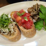 本と喫茶コトノハ - ブルスケッタ3種(税込600円)
①刻み茸②刻み蕃加③しらす&ブラックオリーブ&刻み大葉
少し濃いめながらもベースは優しい味わい、なかなか良い感じでした