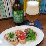 本と喫茶コトノハ - おつまみ○ブルスケッタ3種(税込600円)
①刻み茸②刻み蕃加③しらす&ブラックオリーブ&刻み大葉
お酒①北海道フレッシュホップエール(税込750円)
お会計は1,250円也《セット割▲100円引》
