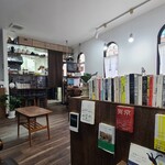 本と喫茶コトノハ - 店内は白い天井、ステンドグラス調のガラス窓のある白壁&群青色の壁、焦茶色の木板張り床、落ち着いた雰囲気の空間、BGMはギター演奏音楽