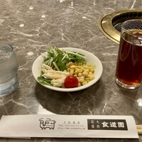 川崎名物 炭火焼肉 食道園 - サラダ　アイスティー
