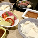 最飛びヒレ家 馬喰一代 名古屋EAST - 自家製豆腐は塩、あんかけ(タレ)でいただきます