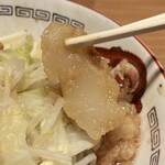 ラーメン豚山 - 凄い大きさの脂