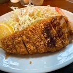 とんかつ いそ - 程よい脂のロースかつがしっとりと美味しい。外はカリッと揚がってます