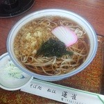 蕎麦 酒肴 蓮雀 - たぬきそば（600円）。丼がでかい。高さもある。蕎麦がいっぱい入ってます。天かすと蒲鉾とワカメの具材で、しっかり蕎麦を食わせる布陣です。これは鴨せいろなども楽しみですね。次回は冷たい蕎麦を食べてみたい