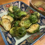 炙一丁 - 芽キャベツの唐揚げ