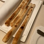 カヴァティーネ - 自家製グリッシーニ。細いパンです。