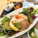 Healthy Kitchen SMiLeY - ローストポーク丼とデリプレート¥1500税込(2025/5時点)
